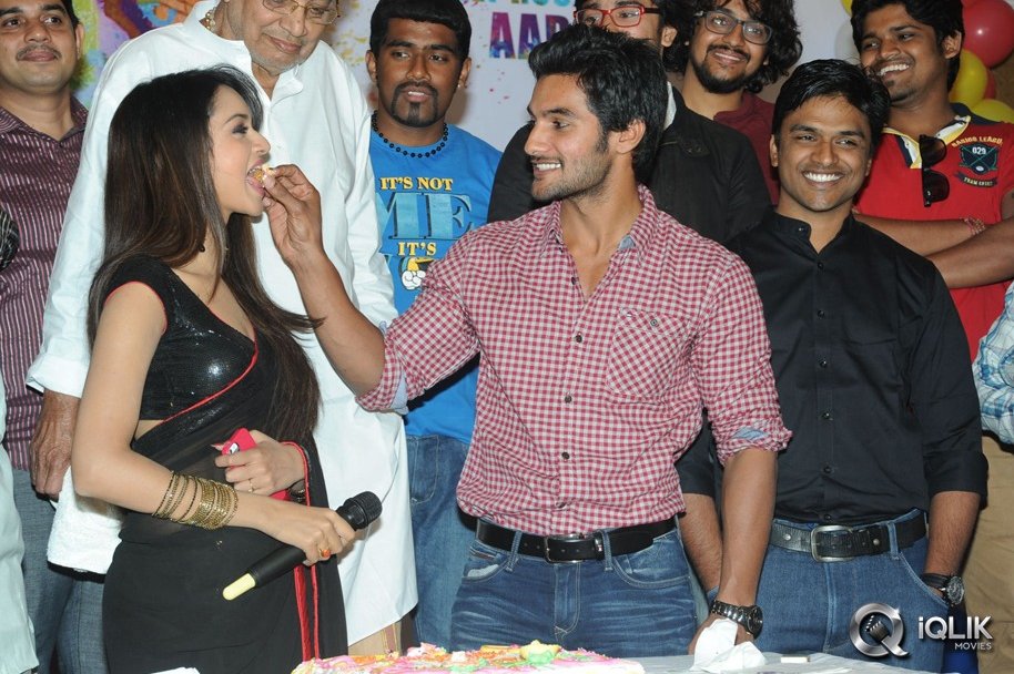 Aadi-Birthday-Celebrations-With-Pyaar-Mein-Padipoyane-Team